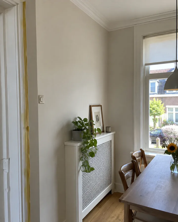 Eetkamer tijdens afronding van schilderwerk