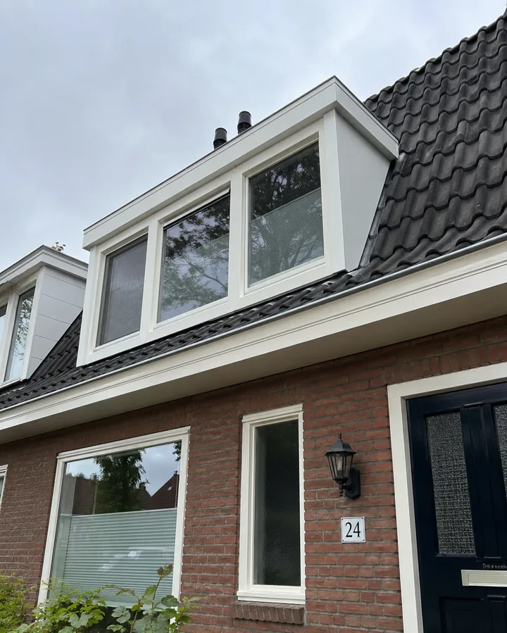 Geschilderde dakkapel en buitenkozijnen